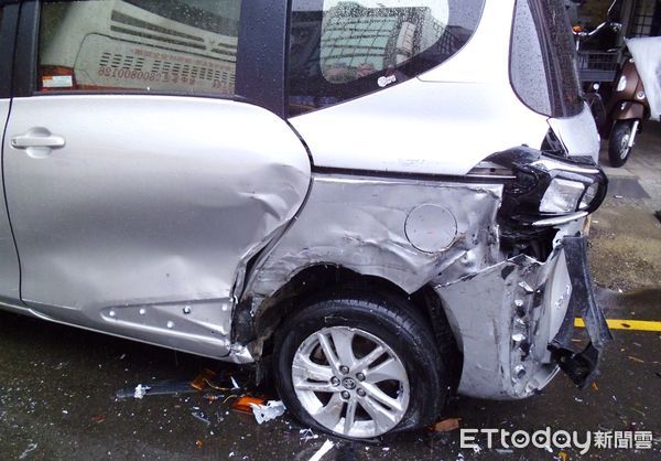 ▲台中公車閃機車釀車禍!轎車被撞到爆胎 電箱狂冒火花。(圖/記者許權毅翻攝)