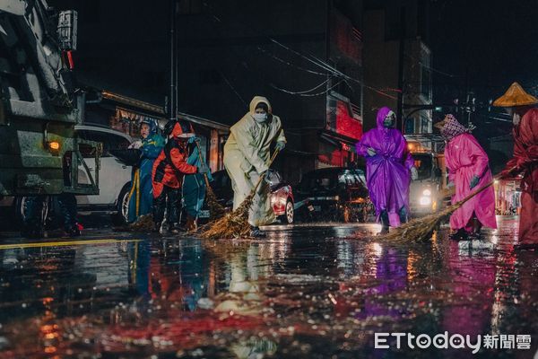 ▲2025年民俗鹽水蜂炮圓滿結束,環保局調派約174人次清潔人員與各式車輛機具進駐清潔,然而因大雨不斷,炮灰碎屑黏在地面清理困難,預估中午前恢復市容。(圖/記者林東良翻攝,下同)