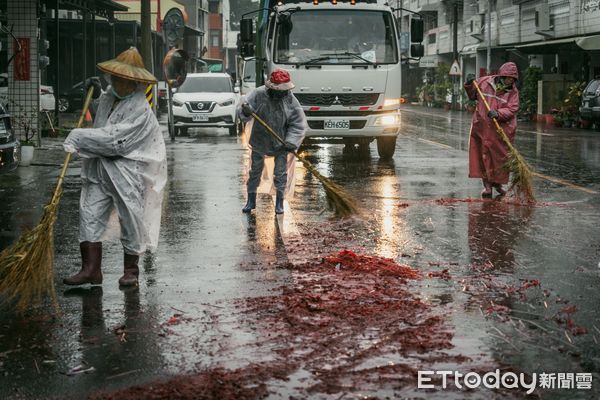 ▲2025年民俗鹽水蜂炮圓滿結束,環保局調派約174人次清潔人員與各式車輛機具進駐清潔,然而因大雨不斷,炮灰碎屑黏在地面清理困難,預估中午前恢復市容。(圖/記者林東良翻攝,下同)
