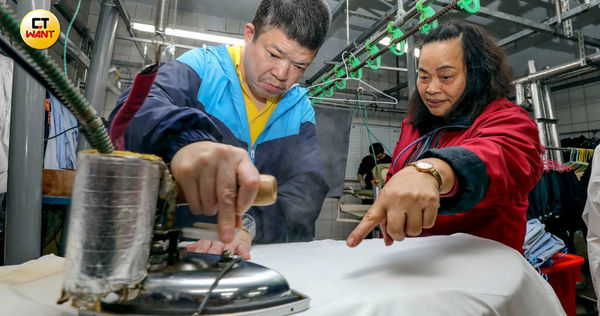 亮羽洗衣廠創辦人劉月廷(右),長年來雇用水腦症、半身癱瘓和重度聽語障礙等身身心障礙者作為員工,讓他們得以自立更生。(圖/周志龍攝)