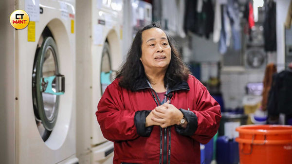 亮羽洗衣在30多年間照顧約200名身障者,如今卻因老客戶變心而業績銳減,讓劉月廷憂心忡忡。(圖/周志龍攝)
