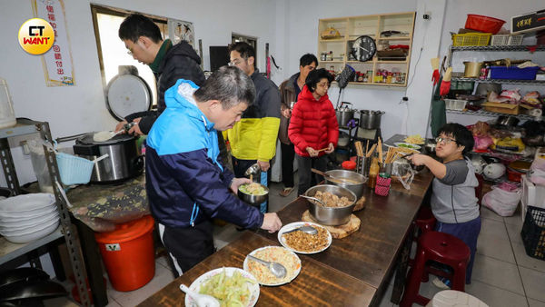 亮羽洗衣提供免費食宿,讓身障者可以無後顧之憂的工作,也讓他們的感情猶如大家庭般緊密。(圖/周志龍攝)