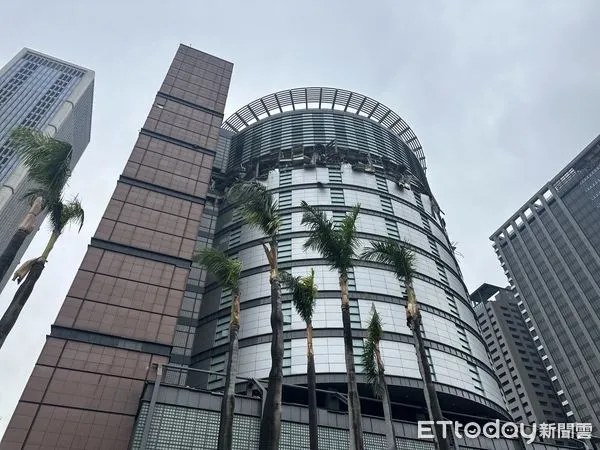 ▲▼台中新光三越氣爆現場。(圖/記者許權毅攝)