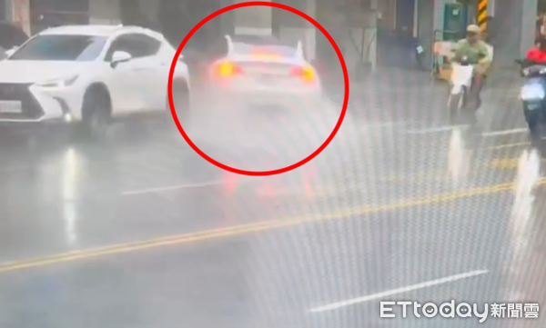 ▲▼失控畫面曝!高雄轎車突撞進路旁咖啡廳 車頭全毀4人送醫。(圖/記者賴文萱翻攝)