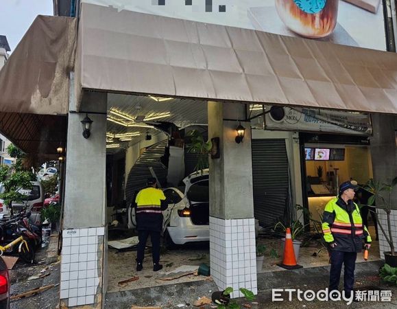 ▲▼失控畫面曝!高雄轎車突撞進路旁咖啡廳 車頭全毀4人送醫。(圖/記者賴文萱翻攝)