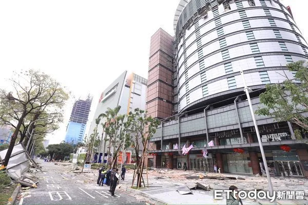 ▲台中新光三越氣爆,已知釀5死11傷。(圖/記者許權毅翻攝)