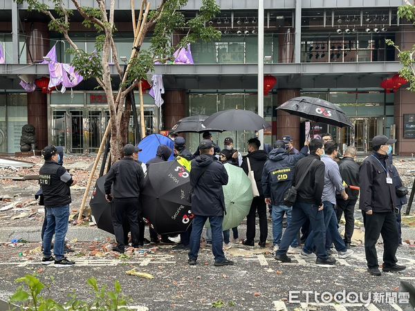 ▲台中新光三越氣爆,台中地檢署檢察官趕抵現場勘驗。(圖/記者白珈陽攝)