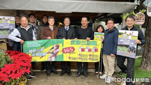 ▲行政執行署彰化分署長郭景銘(前排左二)拜訪紫南宮莊秋安主委(前排左四),並與南投地檢署郭景東檢察長(前排左三)共同進行反詐騙宣導。(圖/行政執行署彰化分署提供)