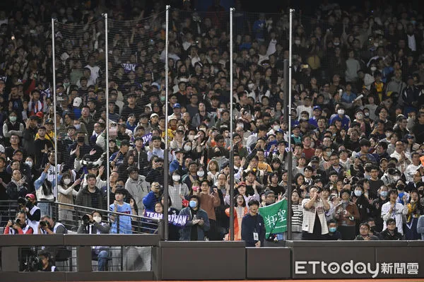 ▲▼台韓交流賽,台北大巨蛋再度湧入超過兩萬名球迷進場觀戰。(圖/記者李毓康攝)