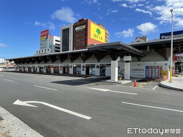▲花蓮火車站旁的轉運站提供全台獨創的空手觀光,結合旅服中心、交通預約及國際性轉乘諮詢服務。(圖/花蓮縣政府提供)