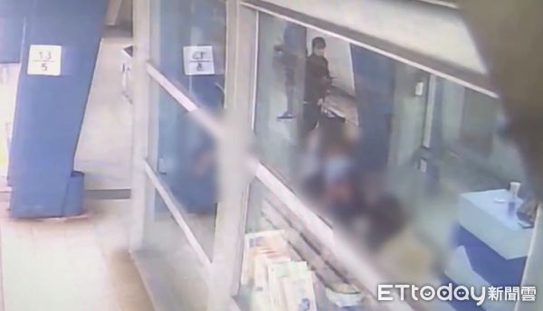 ▲▼婦人(右下)在火車月台煎鍋貼,警方依規定送辦。(圖/記者邱中岳翻攝)