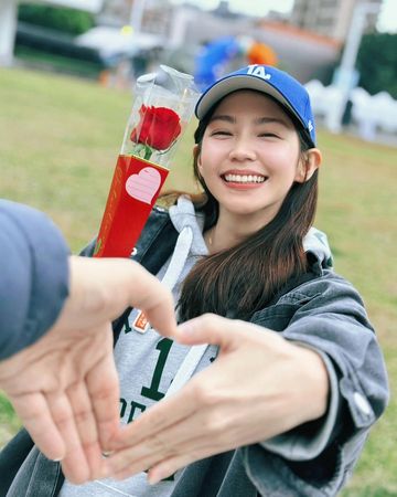 ▲曾智希幸運表示是「最後一朵」。(圖/翻攝自Instagram/simba.1220)