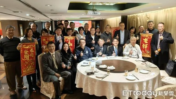 ▲前排左四起協會理事長劉詩宗、航政司長韓振華與協會歷任理事長及貴賓合影。(圖/記者張佩芬攝)