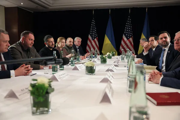 ▲▼美國副總統范斯(JD Vance)與烏克蘭總統澤倫斯基(Volodymyr Zelenskyy)在德國慕尼黑舉行的慕尼黑安全會議 (MSC) 期間進行雙邊會談。(圖/路透)