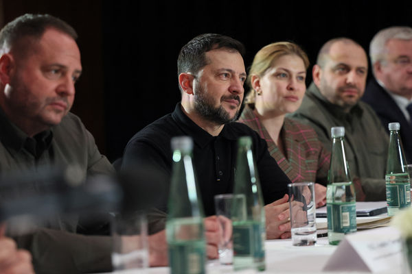 ▲▼美國副總統范斯(JD Vance)與烏克蘭總統澤倫斯基(Volodymyr Zelenskyy)在德國慕尼黑舉行的慕尼黑安全會議 (MSC) 期間進行雙邊會談。(圖/路透)