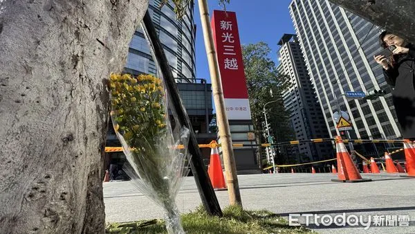 ▲▼新光三越旁樹下出現菊花花束。(圖/記者陳以昇攝)