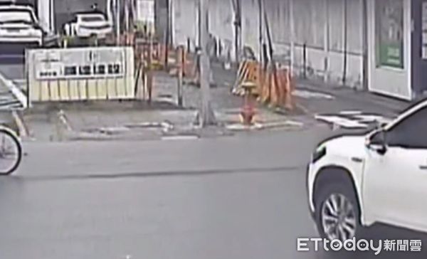 ▲▼駕駛路不熟開進地下道,拖吊車救援不成反成豬隊友。(圖/記者陸運陞翻攝)