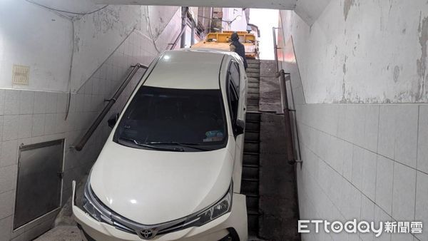 ▲▼駕駛路不熟開進地下道,拖吊車救援不成反成豬隊友。(圖/記者陸運陞翻攝)