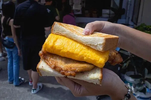 ▲▼澳門氹仔美食巨無霸豬扒快爆出吐司。(圖/部落客美熊提供)
