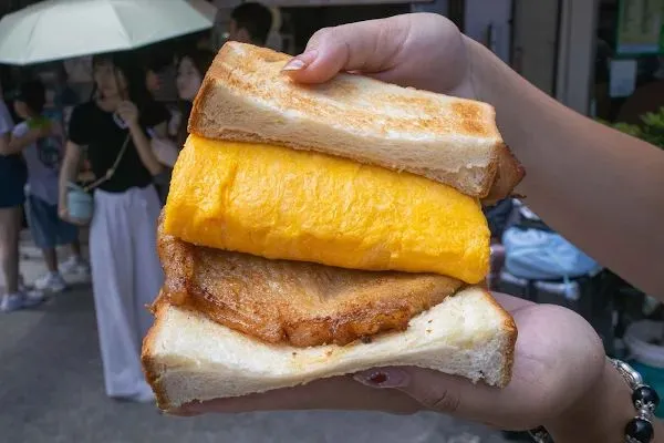 ▲▼澳門氹仔美食巨無霸豬扒快爆出吐司。(圖/部落客美熊提供)