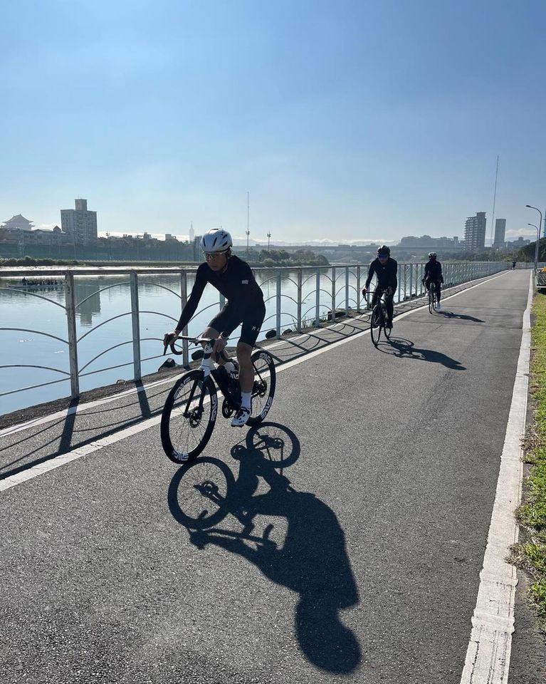 ▲民眾黨立院黨團總召黃國昌,在黨主席補選結果出爐前,曬出一張騎自行車的照片。(圖/翻攝自Facebook/黃國昌)