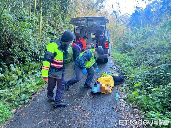 ▲▼ 雲縣老翁騎車迷航近百里,竹崎警阿里山區尋獲送醫 。(圖/竹崎分局提供)
