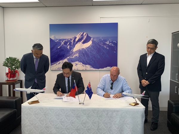 ▲▼中華航空(China Airline)與澳洲知名飛行訓練機構「阿得雷德飛行訓練學院」 FTA (Flight Training Adelaide)本月中旬,在駐墨爾本辦事處長呂明澤居中努力下,雙方正式簽署飛行員培訓協議。(圖/駐墨爾本辦事處提供)