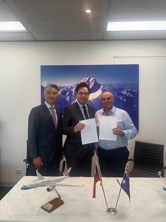 ▲▼中華航空(China Airline)與澳洲知名飛行訓練機構「阿得雷德飛行訓練學院」 FTA (Flight Training Adelaide)本月中旬,在駐墨爾本辦事處長呂明澤居中努力下,雙方正式簽署飛行員培訓協議。(圖/駐墨爾本辦事處提供)