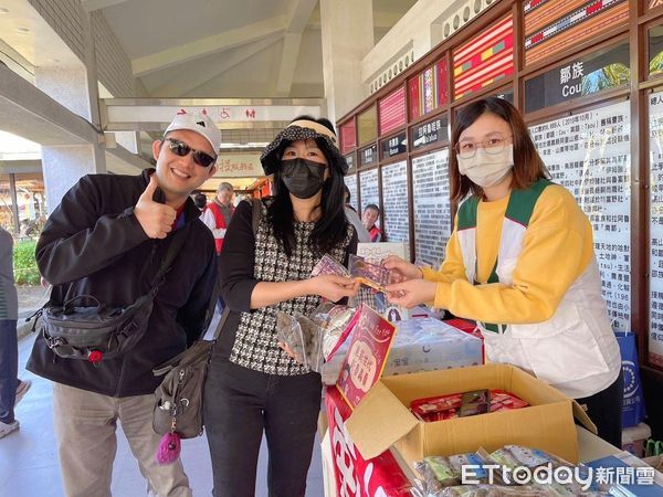 ▲全台家扶舉辦124場新春義賣,協助弱勢貧童生活所需、安心學習。(圖/南投家扶中心提供)