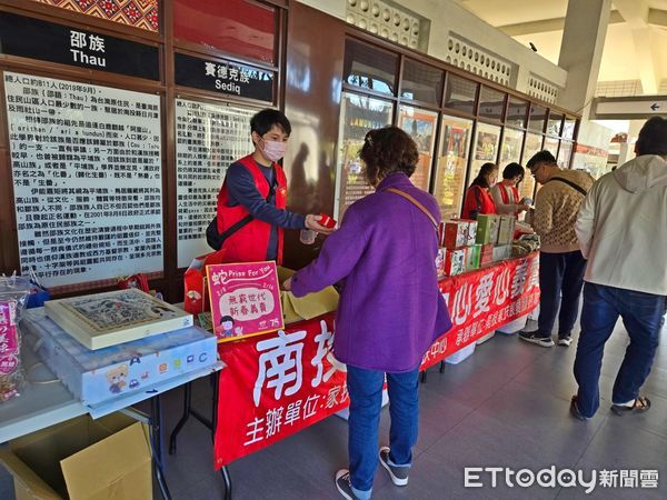 ▲全台家扶舉辦124場新春義賣,協助弱勢貧童生活所需、安心學習。(圖/南投家扶中心提供)
