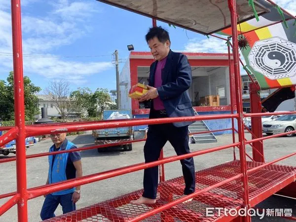 ▲立法委員陳瑩、莊瑞雄體驗踏七星橋轉運祈平安。(圖/記者楊漢聲翻攝)
