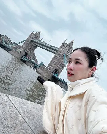 ▲千千近日前往英國旅遊。(圖/翻攝自Instagram/khshu_)