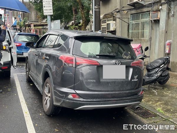 ▲執行人員見欠稅人王女的車輛停於路邊。(圖/行政執竹署桃園分署提供)