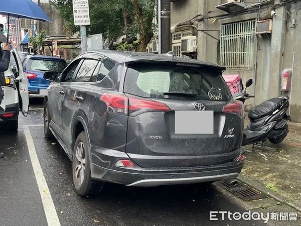 ▲執行人員見欠稅人王女的車輛停於路邊。(圖/行政執竹署桃園分署提供)