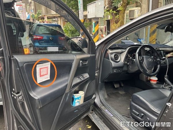 ▲立即上前貼封條保全。(圖/行政執行署桃園分署提供)