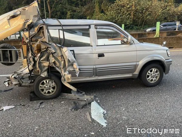 ▲國道1號林口爬坡段17日上午發生嚴重車禍,廂型車駕駛遭追撞亡。(圖/記者陳以昇翻攝,下同)