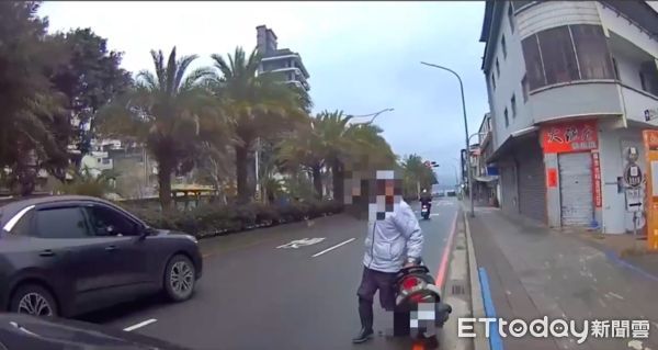 ▲▼李男未注意後方有警車竟直接闖紅燈,警方將他攔下製單告發,員警要再開一張無照駕駛罰單時,李男失控攻擊員警 。(圖/記者陳以昇翻攝)