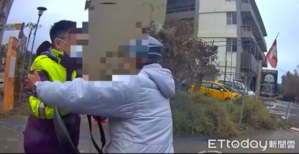 ▲▼李男未注意後方有警車竟直接闖紅燈,警方將他攔下製單告發,員警要再開一張無照駕駛罰單時,李男失控攻擊員警 。(圖/記者陳以昇翻攝)