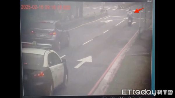 ▲▼李男未注意後方有警車竟直接闖紅燈,警方將他攔下製單告發,員警要再開一張無照駕駛罰單時,李男失控攻擊員警 。(圖/記者陳以昇翻攝)