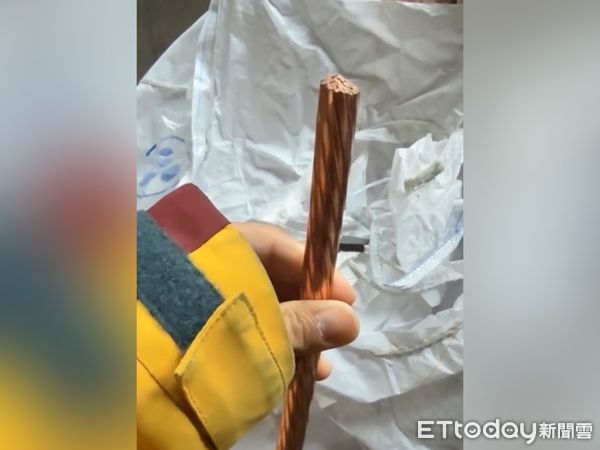 ▲▼台中市府工地遭竊!小偷「軟骨功」鑽30cm小縫 剪電纜賤賣2萬。(圖/記者許權毅翻攝)