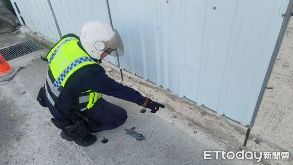 ▲▼台中市府工地遭竊!小偷「軟骨功」鑽30cm小縫 剪電纜賤賣2萬。(圖/記者許權毅翻攝)