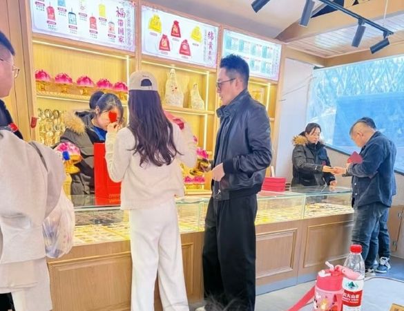 ▲▼汪小菲與妻子現身北京紅螺寺,引發陸網關注。(圖/翻攝自微博)