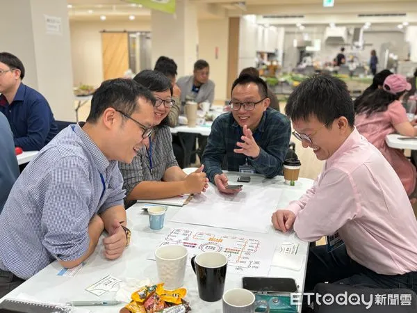 ▲為鼓勵青年積極參與公共事務並推動城市發展,市長黃偉哲特別移師至友愛市場數位創生聚落,舉辦「台南市政府第4屆青年事務委員會共識交流會」。(圖/記者林東良翻攝,下同)