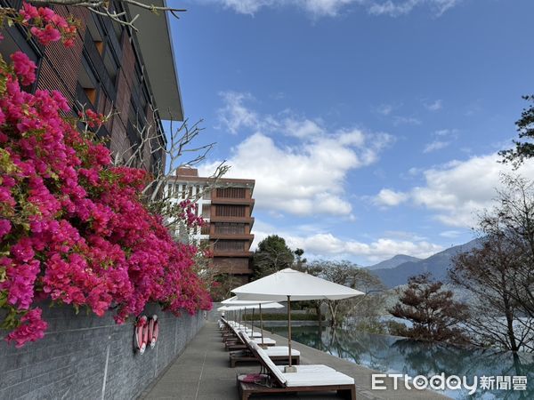 ▲日月潭櫻花季進行中,涵碧樓推出賞櫻住房專案,力麗溫德姆酒店也推出抽獎活動。(圖/日月潭涵碧樓提供、翻攝「日月潭力麗溫德姆溫泉酒店 Wyndham Sun Moon Lake」臉書粉專)
