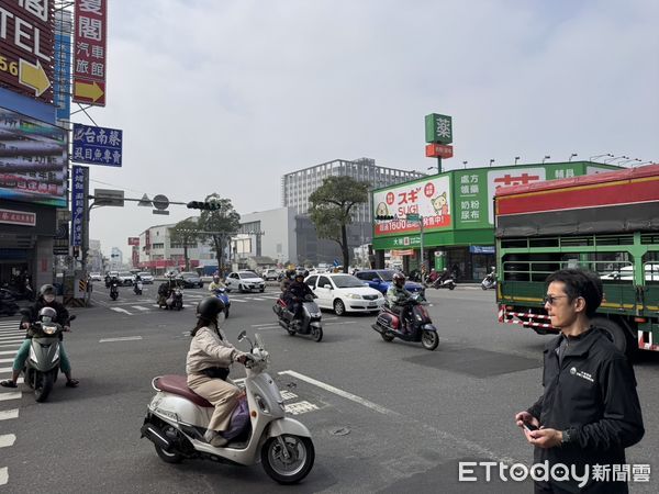 ▲立委林俊憲爭取北區、南區多處重要路口增設左轉專用道,會同相關單位現勘。(圖/記者林東良翻攝,下同)