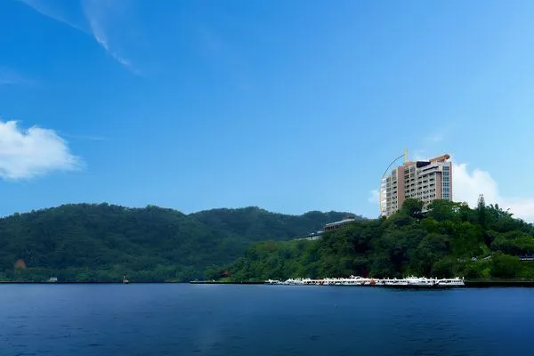 ▲漢來日月行館四季餐廳湖畔奢華早餐,精緻客房,戶外泳池,日月潭櫻花季將迎接滿開。(圖/漢來日月行館提供)