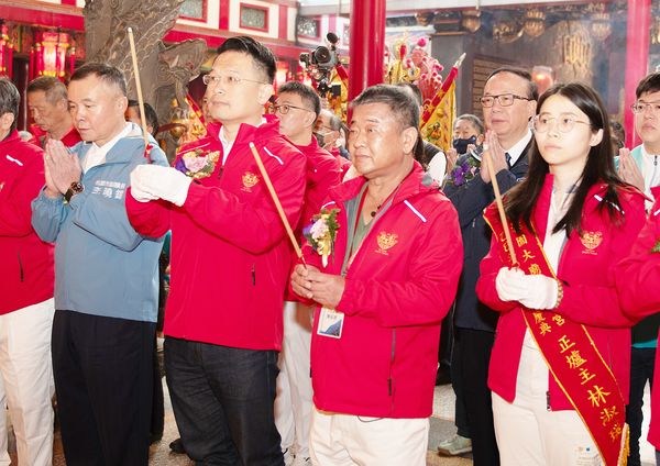 ▲景福宮主委簡征潭主持科儀儀式,副市長蘇俊賓與副議長李曉鐘等人帶領信徒請神出巡,祈求蛇年平安順遂、五穀豐收。(圖/景福宮提供)