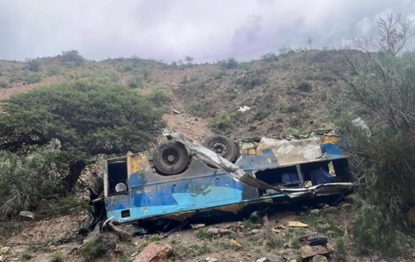 ▲▼玻利維亞「巴士墜800m深谷」至少31死。(圖/翻攝自X)