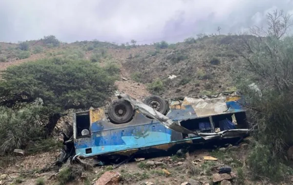 ▲▼玻利維亞「巴士墜800m深谷」至少31死。(圖/翻攝自X)