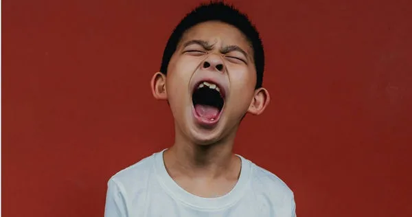 一名男童在新竹竹北遠百內突然大聲尖叫,嚇到不少現場路人。其中一名路人男子因為對男童破口大罵,引發男童家長不滿,雙方在現場激烈爭吵。。(示意圖/翻攝unsplash)